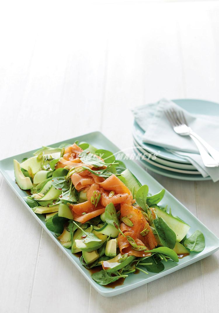 Avocado, spinach & smoked salmon salad