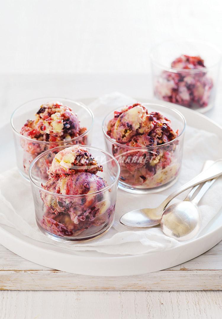 Berry & cookie ice-cream