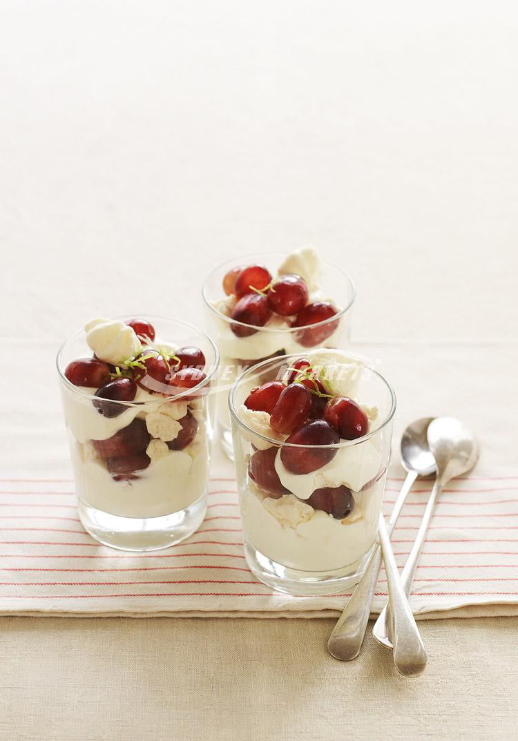 Grapes with meringue & lime yoghurt cream