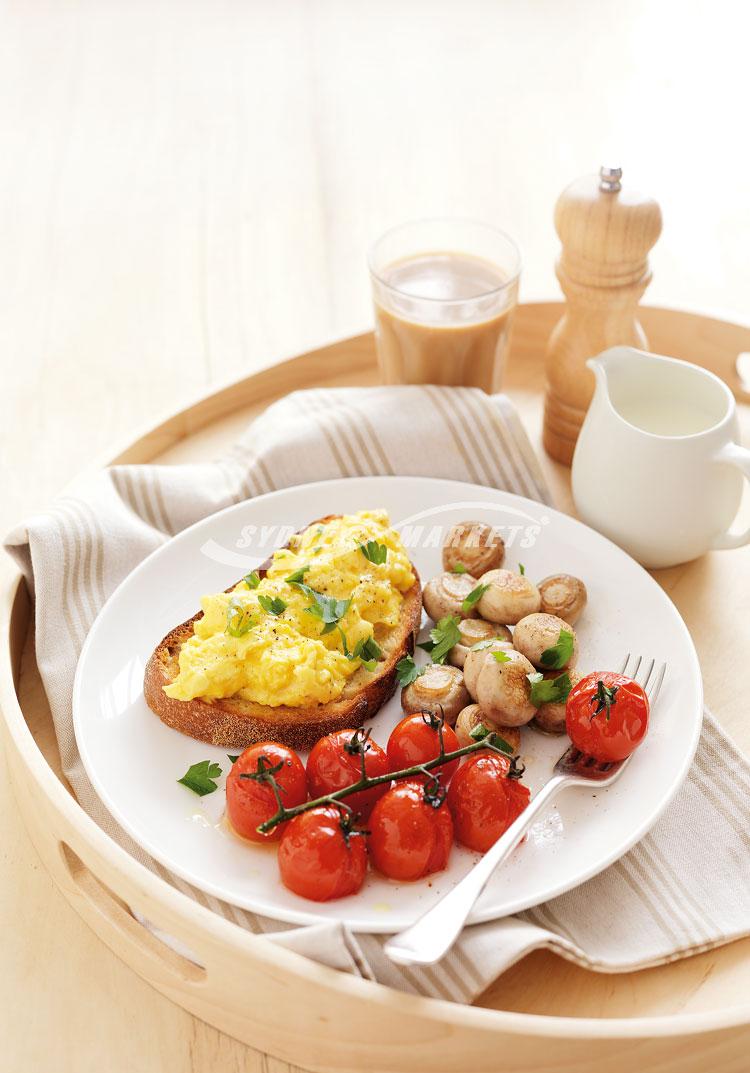 Oven-roasted tomatoes with mushrooms & scrambled eggs
