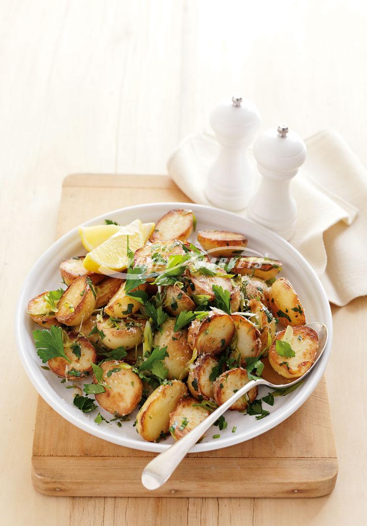 Pan-fried new potatoes with garlic, parsley & lemon