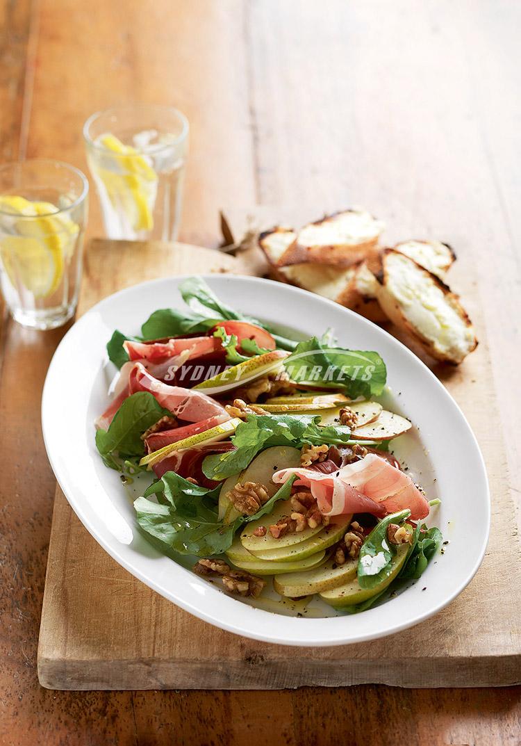 Pear, rocket & prosciutto salad with goat cheese toasts