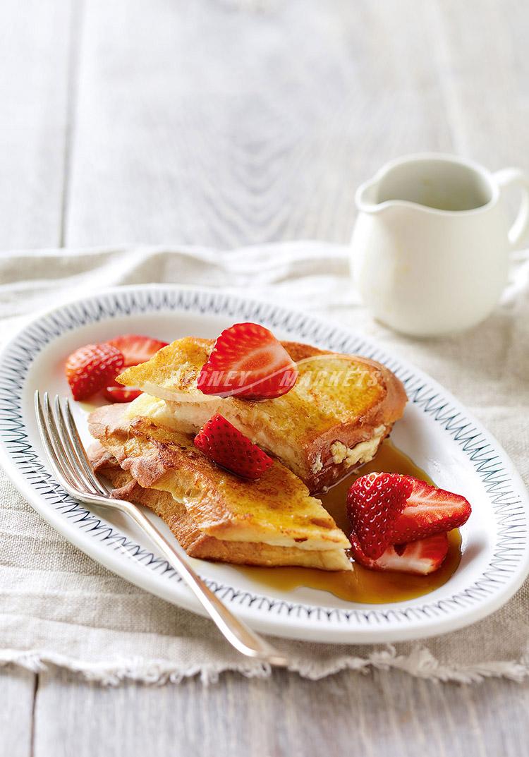 Strawberries with ricotta French toast sandwiches