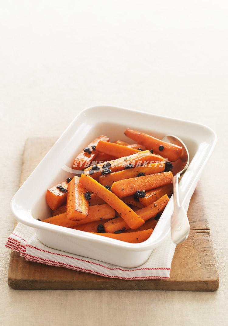 Sweet-glazed carrots with currants