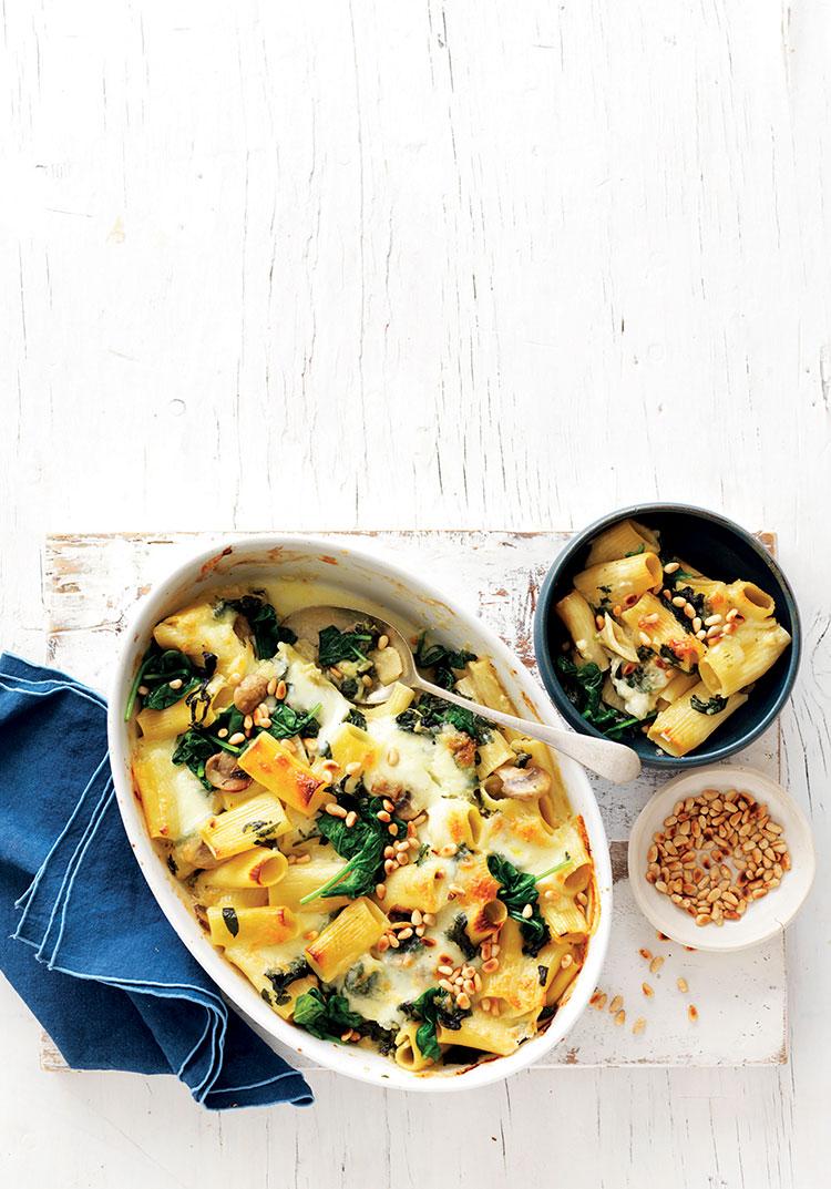 Creamy English spinach, mushroom & cheese pasta bake