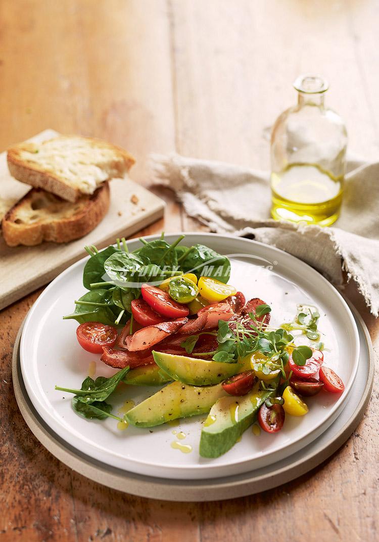 Avocado, spinach, tomato & bacon salad