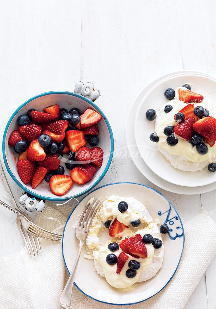 Berries with coconut nougat meringues