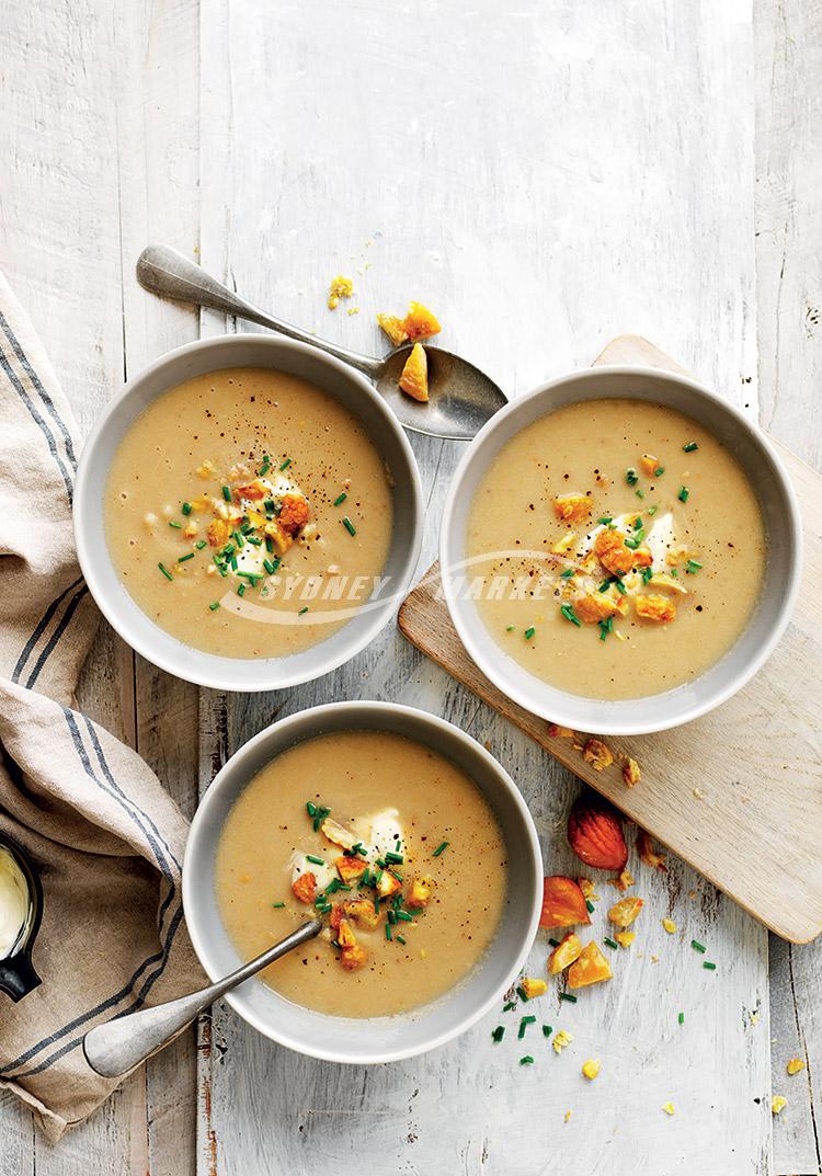 Creamy cauliflower & chestnut soup
