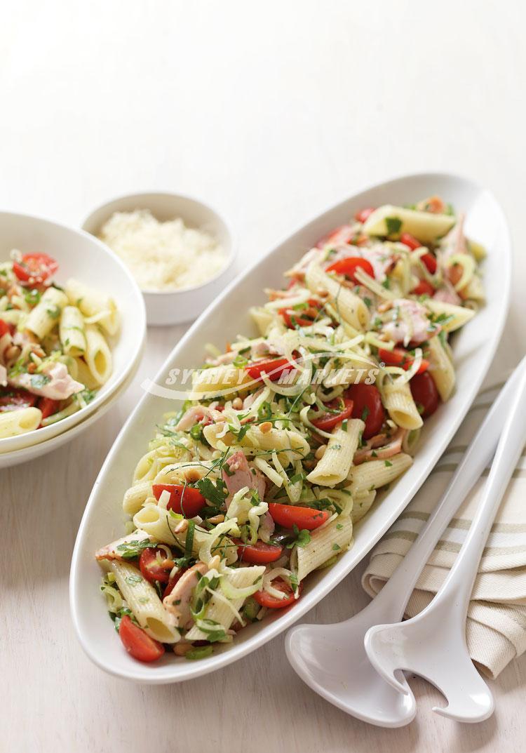 Fennel, tomato & smoked chicken pasta salad