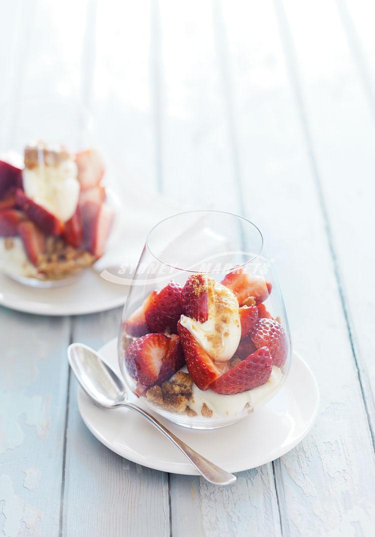 Quick strawberry cheesecake sundaes