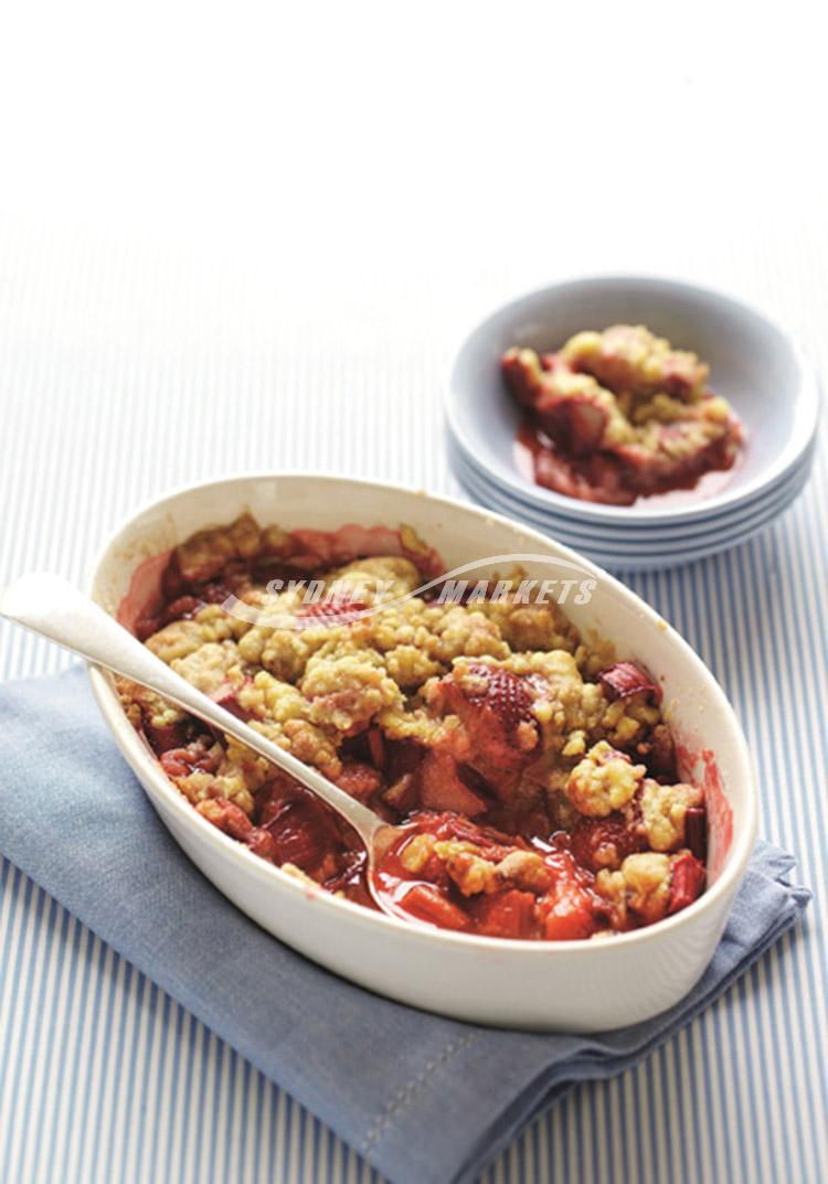 Rhubarb & strawberry brown sugar crumble