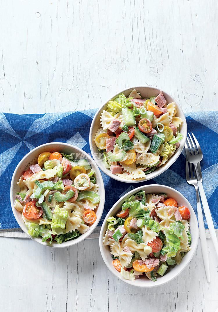 Tomato, cucumber & ham pasta salad